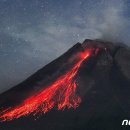 붉은 용암 분출하는 인도네시아 므라피 화산 이미지