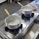 요리하는 남성을 위한 건강한 한끼 이미지