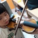 7세 지온이의 바이올린 연습장면 이미지