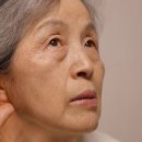 "상대방 말 자꾸 되묻게 된다면?"… 청력 저하 늦추는 방법 4가지 이미지