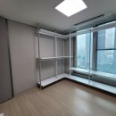 천변우로 | 임동 제니스 붙박이장 있는 방에 기본 행거로 디자인한 ㄷ자형 드레스룸