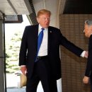 손가락질 한 트럼프, 허리 숙인 오바마… 일왕 만난 극과극 美 대통령 이미지