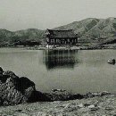 안압지 - 1950년대 남쪽에서 바라본 모습으로 뒷산은 소금강산. 이미지