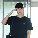 거수경례하는 김수현 이미지