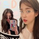 아이유 안경 이미지