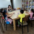 책에 빠져드는 구연동화 이미지