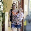 엄마품안 이미지