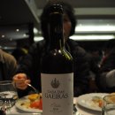 포르투갈의 파티마(Fatima)에 있는 Hotel Estrela De Fatima 부속 Bar에서 남성 일행들과 와인을 마시면서 휴식 이미지
