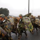 비오는 장마철에 군인들은 우산 말고 `우의` 이미지