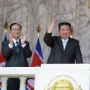 N. Korean leader commends Moon’s efforts in rare letter 이미지