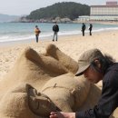 부산 바닷가의 모래 조각가 이미지