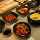 조개를 까는 사람들 이미지