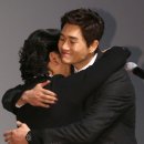 두 남자의 포옹 이미지