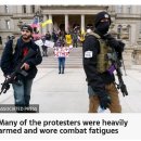사회적 거리두기에 항의하러 자동소총 들고 나온 미국 시민들.jpg 이미지