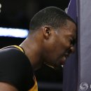 “Gold&amp;Purple” 유니폼을 입은 하워드는 이제 볼 수 없는 건가? by Dave McMenamin(espn, 번역) 이미지