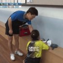 팬에게 사인해주는 신유빈 .gif 이미지