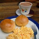 아침에 빵 굽는 마을 이미지