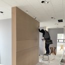 압구정딥블루공인중개사사무소 | [대전인테리어업체] 컬러의 힘! 강렬한 블루 진입부와 딥그린 미팅룸으로 완성한 오피스 디자인