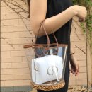 여름에 어울리는 투명 가죽백 이미지