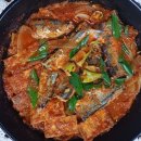 집밥 한끼 묵은것 같은 양파 듬뿍 넣은 꽁치통조림 김치찌개 이미지