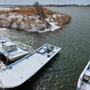 포구와 목선 이미지