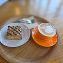 꽃길 걷는 고양이 | [강원도 평창 카페] 마카 카페 앤 델리｜태기산 등산 후 고양이 있는 감성 카페