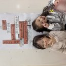 겨울용품 모양 종이 위에 흰색 크레파스로끼적여요❣️ 이미지