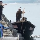 포구와 목선 이미지