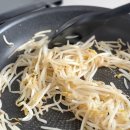 콩나물 절대 물에 삶지 마세요, 이렇게 먹어야 영양소 그대로 먹습니다 이미지