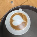 커피라떼아트 야간 이미지