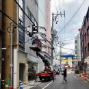 부산페인트 | 대한 스카이차 연합 부산 중구 상가 건물 외벽 페인트 작업 시공 지원 후기. 외줄 타시는 작업자와 협업...