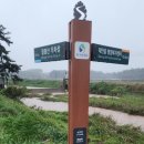 영동신항리삼존불입상 앞 주차장 | 억수비에 온 몸 맡기고 전투적으로 걷다