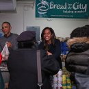 미국 오바마 대통령은 추수감사절 날(한국의 추석) 가족과 함께 어려운 국민들을 위해 음식과 옷을 나눠주네요. 보기 참 좋죠. 이미지