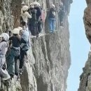 절벽에 1시간 동안 갇힌 관광객들... 중국 옌당산 관계자 "구조 원하면 1인당 6만원" 이미지