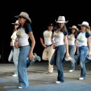 음악에 맞춰 라인댄스 이미지