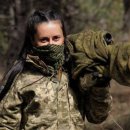 “잡히면 강간, 늘 수류탄 자폭 준비”…우크라 여성 저격수 사연[우크라 전쟁] 이미지