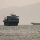 "해협 열리면 기름 싣자" 호르무즈 동쪽에 선박 440척 장사진 이미지