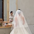 더메이호텔 어두운 웨딩홀 본식드레스 : 홀터넥 비즈드레스