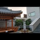 Between Holy Sites and Side Streets 이미지