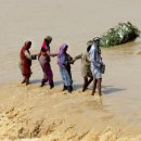 개울과 사람들 이미지