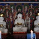 함안 장춘사 석조석가여래삼존좌상 이미지