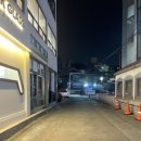 글라스 안경 버스정류장 옆 이미지