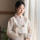 백색 한복의 부드러운 고전적 매력 이미지