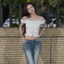 유나마트 - 여주시 청심로132번길 7 | 레전드 미모 찍은 있지 유나 화이트 오프숄더 블라우스 옷 정보