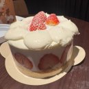 호정빌딩 | 스타벅스 강남역5번출구 호정빌딩점 오픈 이벤트 후기 | 딸기 프레지에 케이크 &amp; 캐모마일 허니티라떼 후기