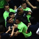 대만국회의원 집단싸움 이미지