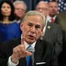 Texas governor Greg Abbott sends ‘1st bus’ of migrants to Los Angeles 이미지