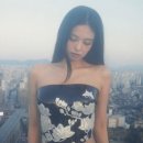 그룹 블랙핑크 제니가 우리 전통 기법인 자개와 옻칠 공예로 만든 상의를 입고 뮤직비디오에 등장 이미지