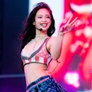 제니 치아에 핀 반짝이는 파란 장미..무대 뒤집은 치아 패션 아이템 '그릴즈' 정체 뭐길래
