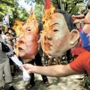 대통령-부통령 가면에 불 붙이는 필리핀 시위대 이미지